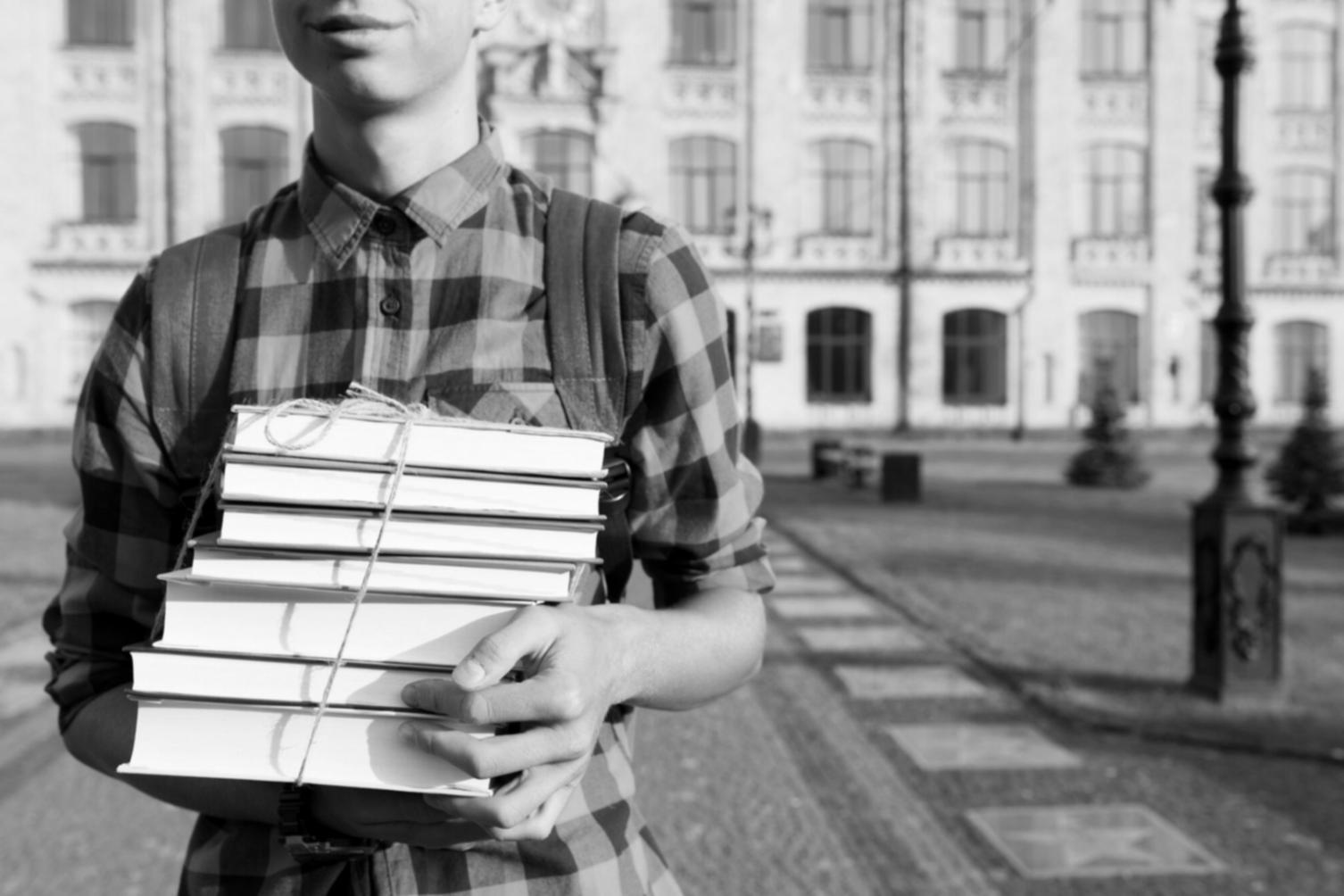 Estudiante trabajando con datos financieros y análisis presupuestario