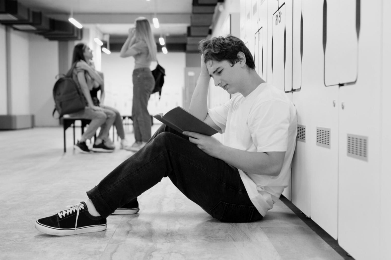 Estudiante trabajando con análisis presupuestario en ordenador